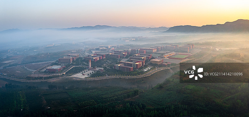薄雾笼罩的红色建筑图片素材