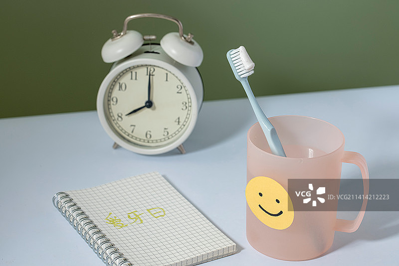 在干净桌面上的个人卫生清洁用品图片素材