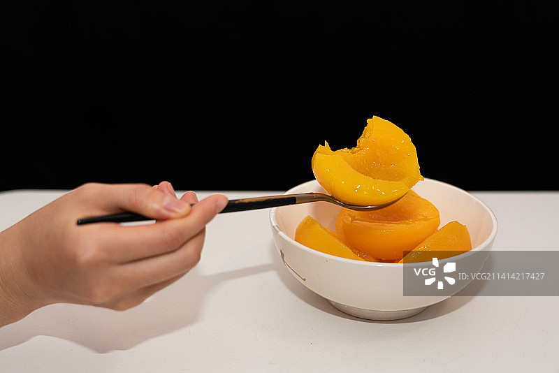 新冠病毒 口罩与黄桃罐头图片素材