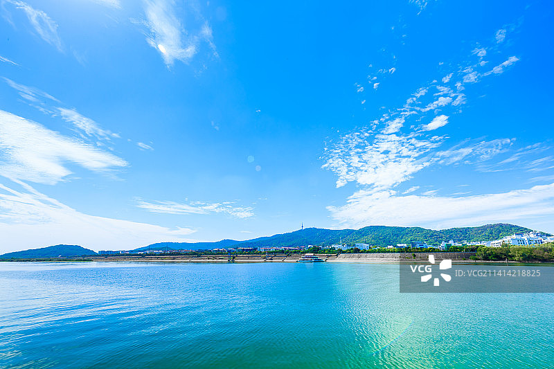 长沙 蓝天白云下的 湘江 岳麓山 风光图片素材
