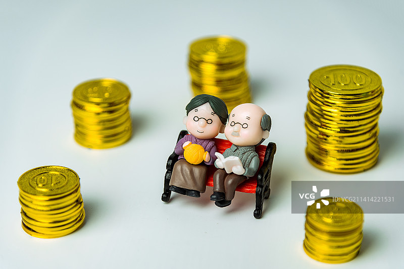 老年人偶模型、金币，养老金退休金概念图片图片素材