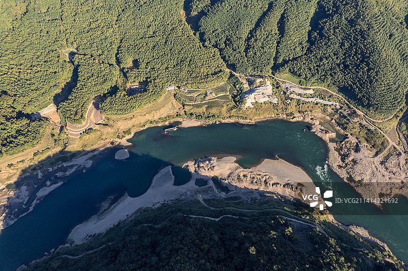 航拍俯视临沧昔归茶山澜沧江的青山绿水图片素材