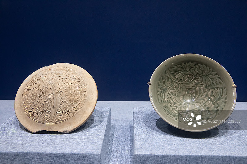 北京中国国家博物馆耀州窑青釉缠枝牡丹纹碗与印花牡丹纹印模宋代图片素材