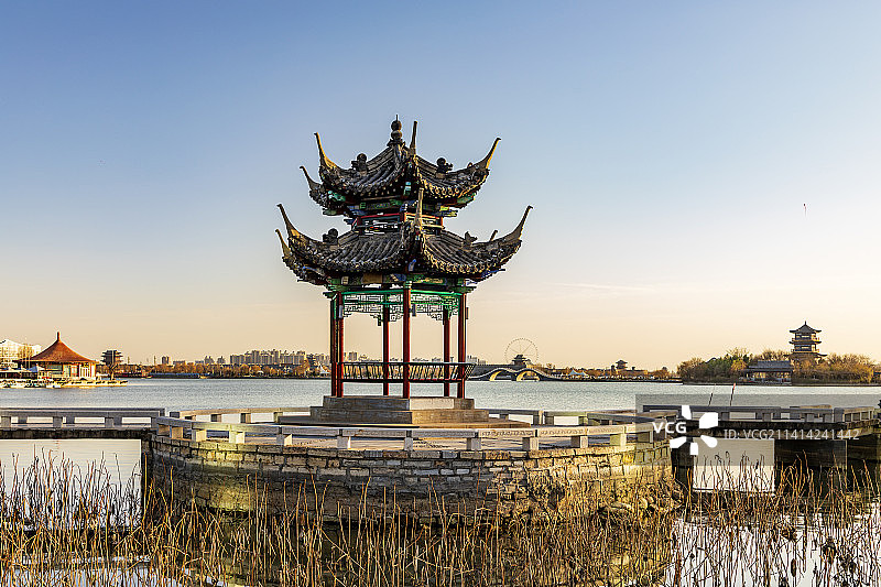 冬日暖阳下的东昌湖荷香亭22.12图片素材