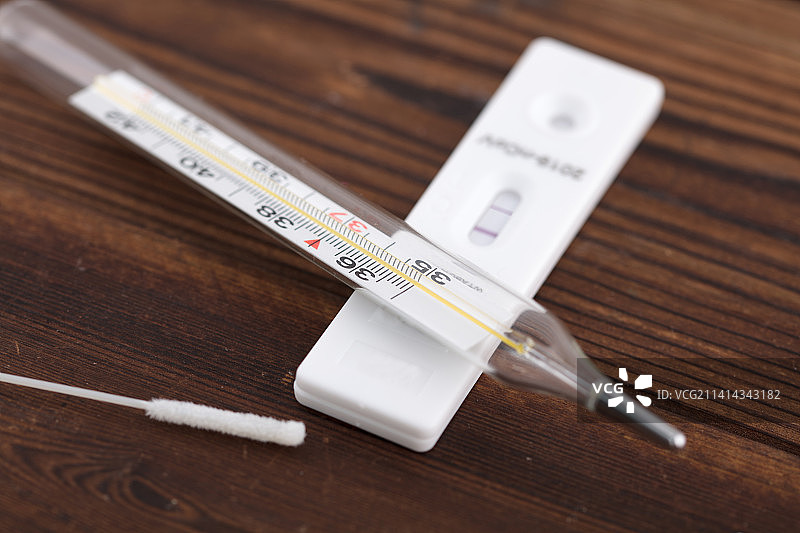 抗原试剂盒上显示病毒阳性图片素材