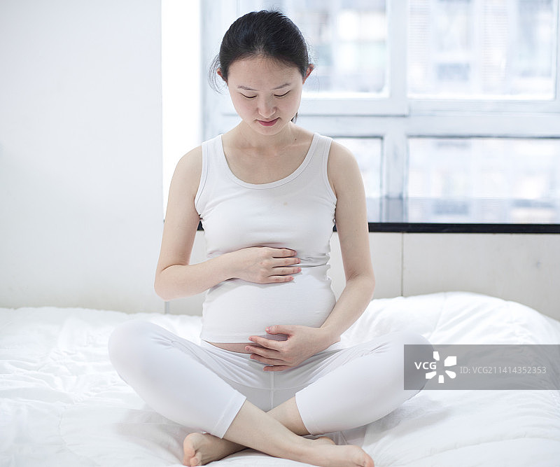 孕妇抚摸肚子图片素材