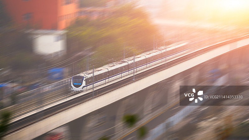 夕阳下飞驰的贵阳地铁2号线图片素材