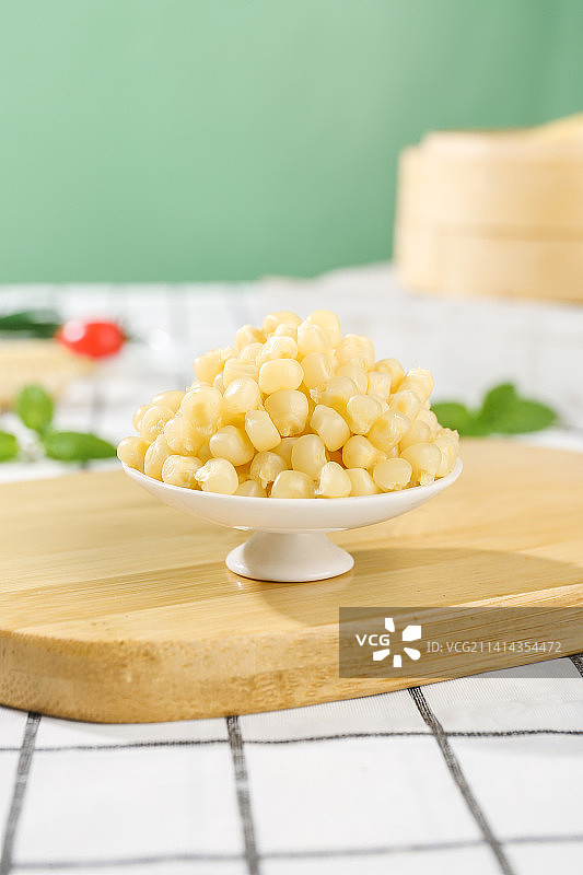 浅底上的拇指玉米图片素材