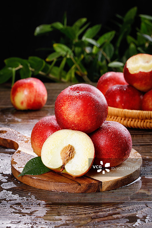 深底上的白心油桃图片素材