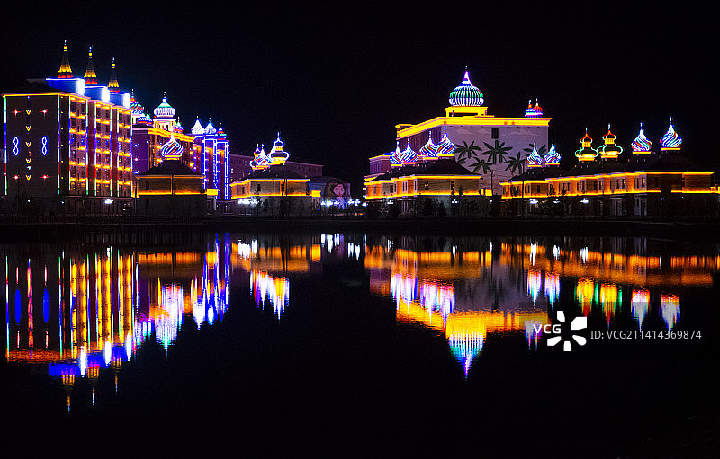 内蒙古呼伦贝尔额尔古纳公园湖岸建筑夜景图片素材