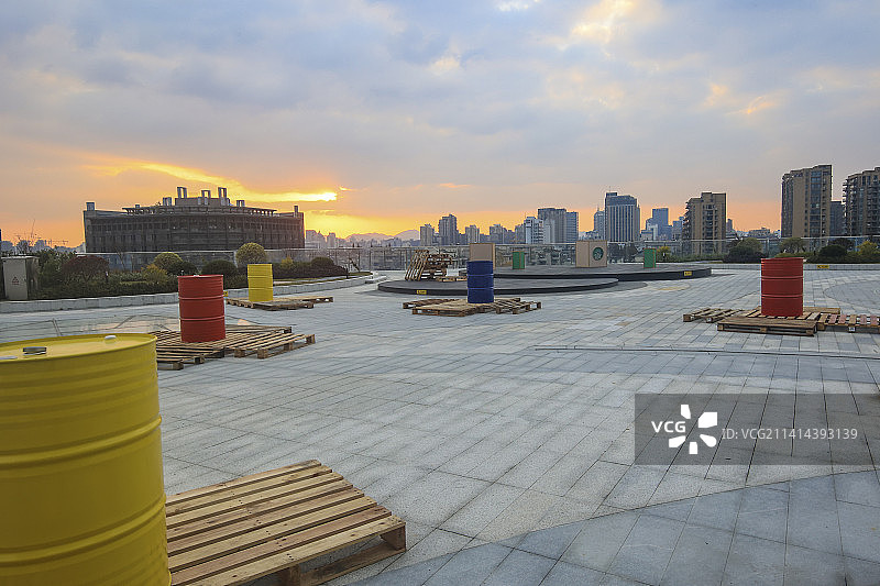 城市广场上的油漆桶与日落图片素材