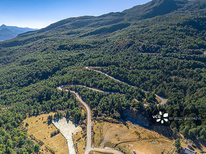 云南丽江 白沙乡文海路 盘山公路 芝山图片素材
