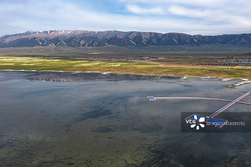 航拍： 新疆哈密巴里坤湿地 浮桥图片素材