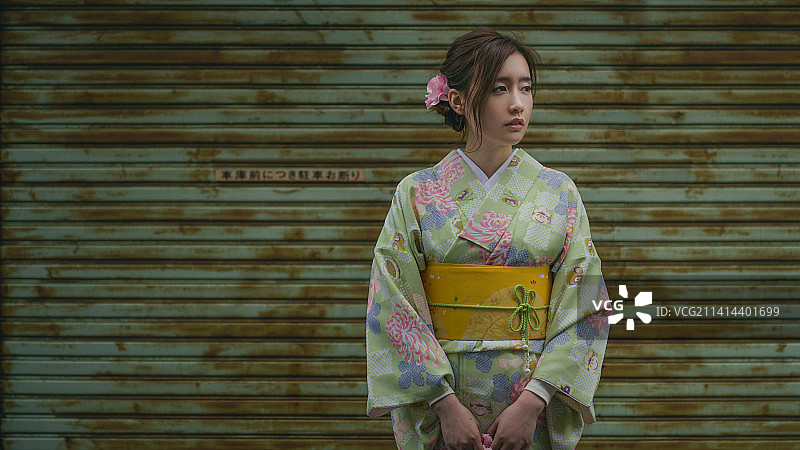 卷帘门前穿和服女子图片素材