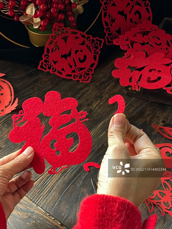 手拿剪纸的特写镜头图片素材