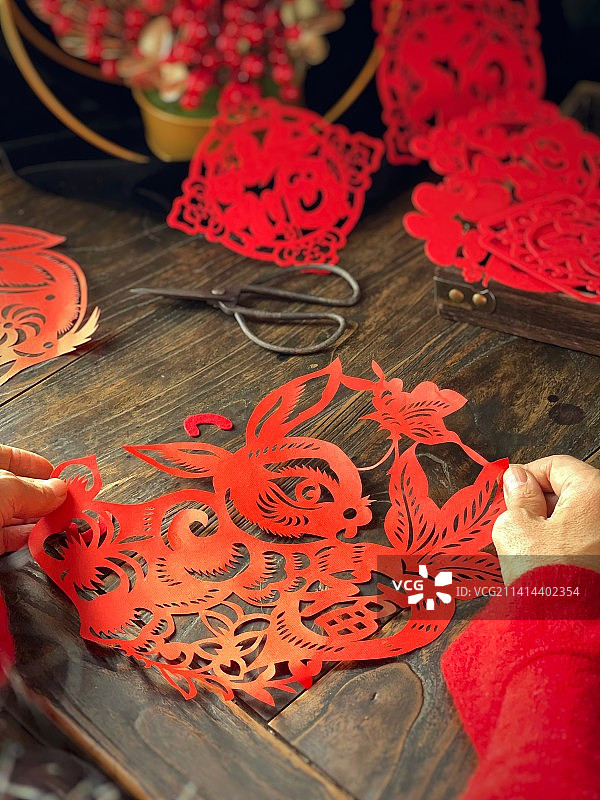 手拿剪纸图片素材