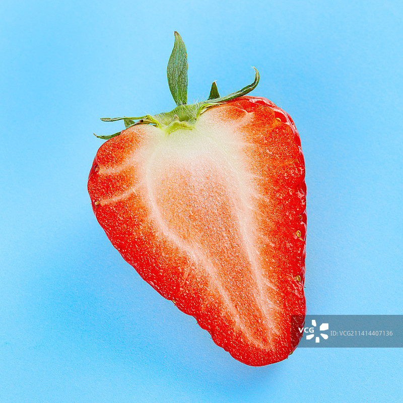 新鲜的草莓孤立在蓝色背景上图片素材