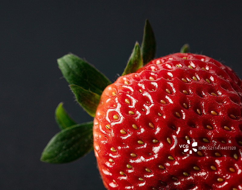 新鲜的草莓孤立在黑色背景上图片素材