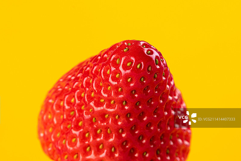 新鲜的草莓孤立在黄色背景上图片素材