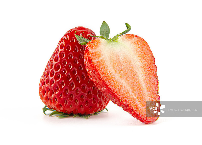 新鲜的草莓孤立在白色背景上图片素材