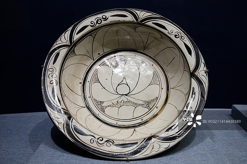 北京中国国家博物馆磁州窑画荷花瓷盆宋代图片素材