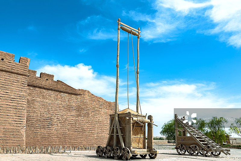 蓝天白云下的甘肃酒泉敦煌阳关遗址景区一角图片素材