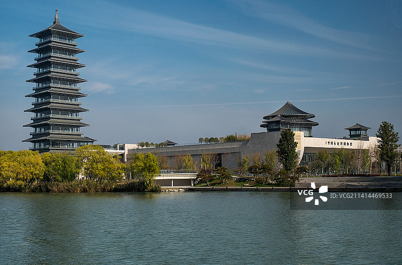 冬日晴朗天气下的扬州三湾湿地公园大运塔、中国大运河博物馆、古运河近景图片素材