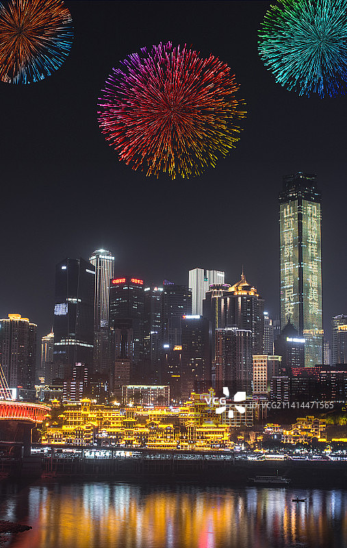 重庆渝中区解放碑朝天门洪崖洞节日烟花下的繁华夜景图片素材