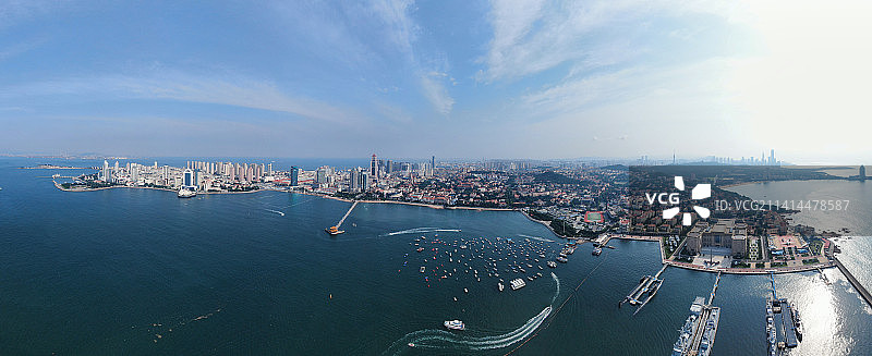 航拍下的青岛市南区全景图片素材