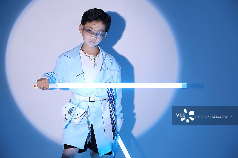 一个穿蓝色西装的时尚中国小男孩图片素材