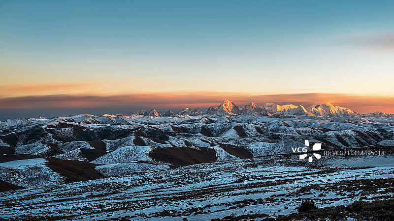 四川甘孜川西高原鱼子西贡嘎雪山日落图片素材