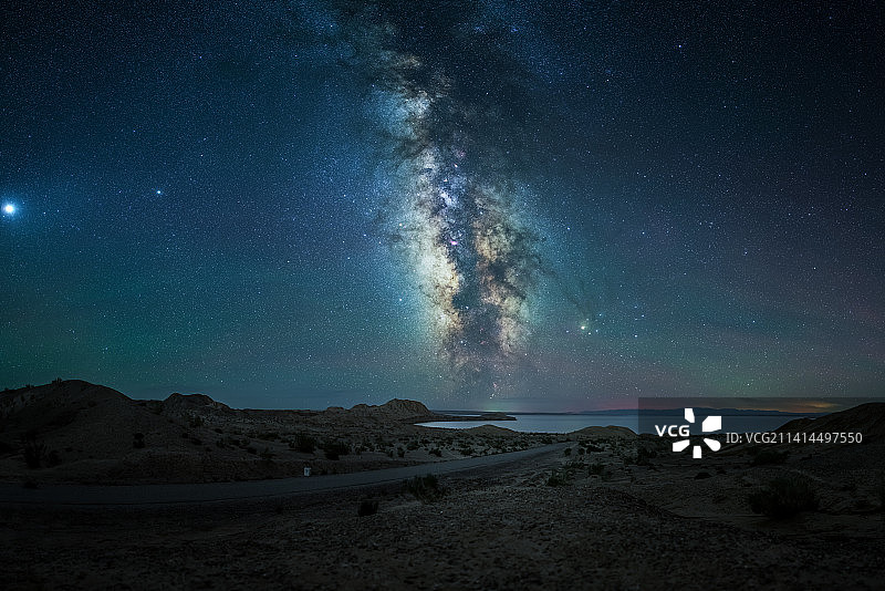 青海德令哈托素湖银河星空图片素材