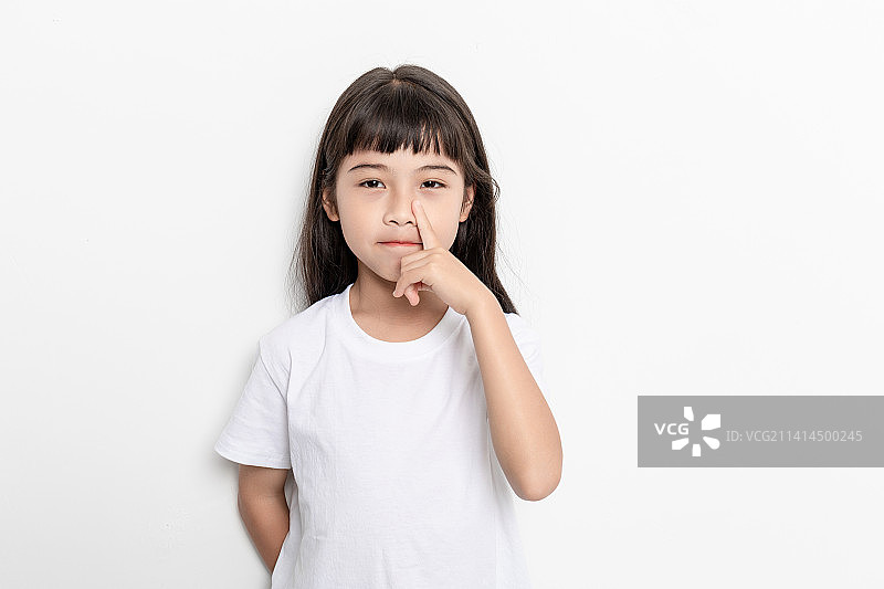 白色背景前一个鼻塞的中国小女孩图片素材