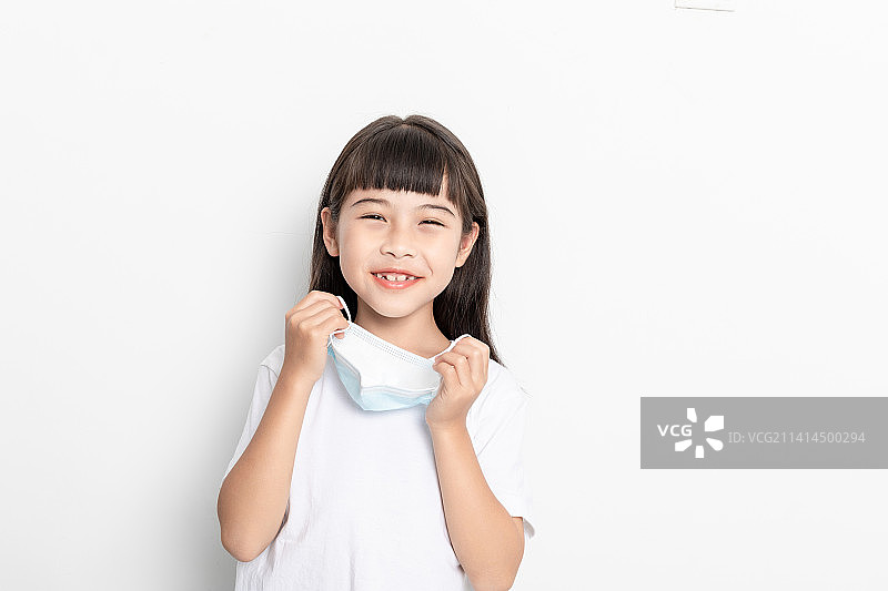 白色背景中一个戴口罩的中国小女孩图片素材