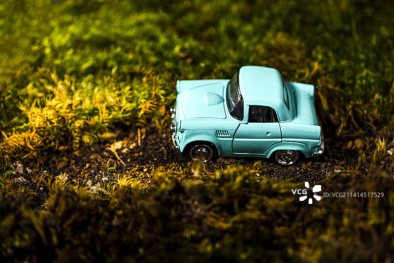 模型汽车行驶在道路上图片素材