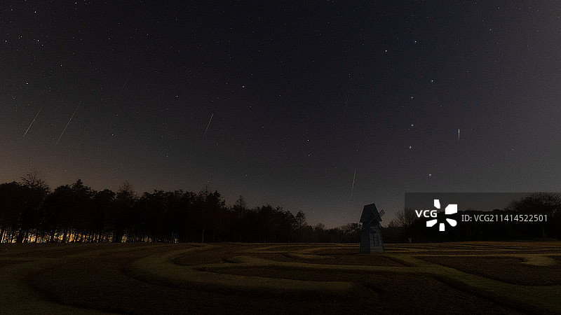 月光下的双子座流星雨图片素材