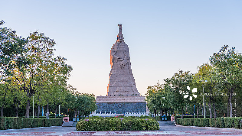 内蒙古鄂尔多斯市母亲公园诃额仑雕塑图片素材