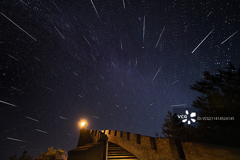 #12月打卡挑战# 2022年12月14日河南省洛阳市栾川县双子座流星雨图片素材