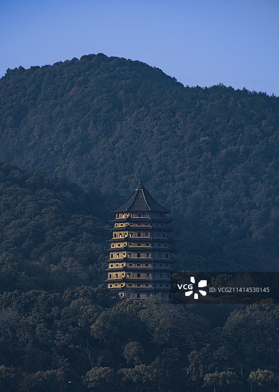 冬日夕阳下的杭州六和塔图片素材