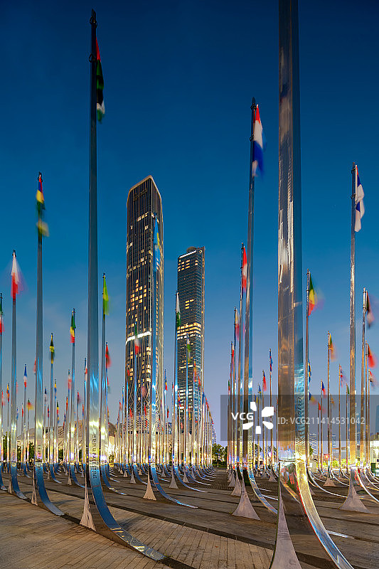 江苏南京青奥中心双子塔和万国旗阵图片素材