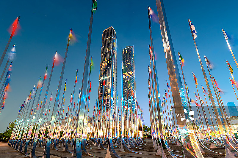 江苏南京青奥中心双子塔和万国旗阵图片素材