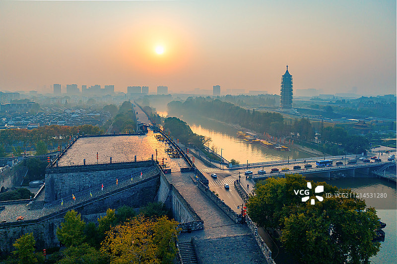 江苏南京中华门翁城和大报恩寺琉璃塔图片素材