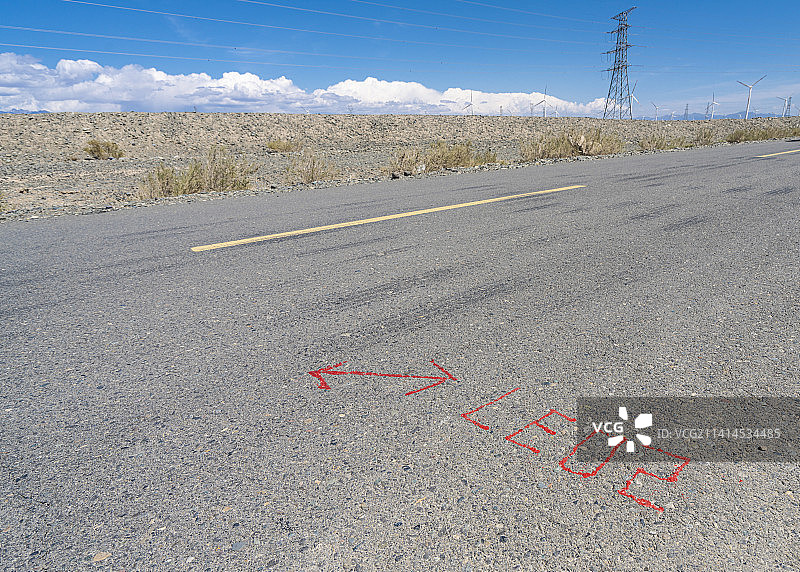 汽车广告背景图：新疆戈壁  公路 土路 车辙图片素材