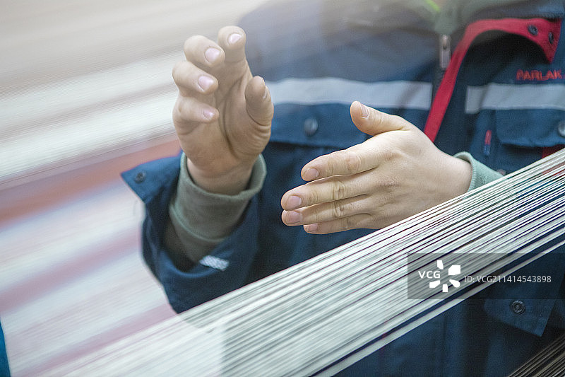 新疆：羊毛地毯纺织车间图片素材