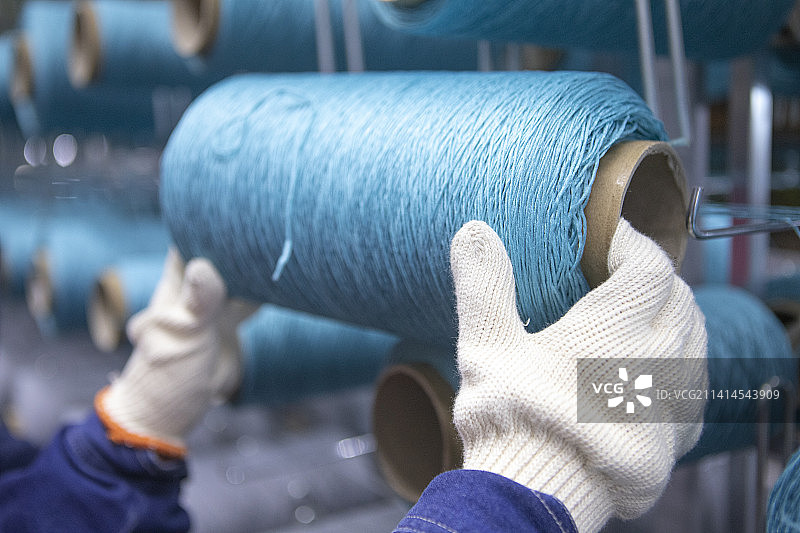 新疆：羊毛地毯纺织车间图片素材