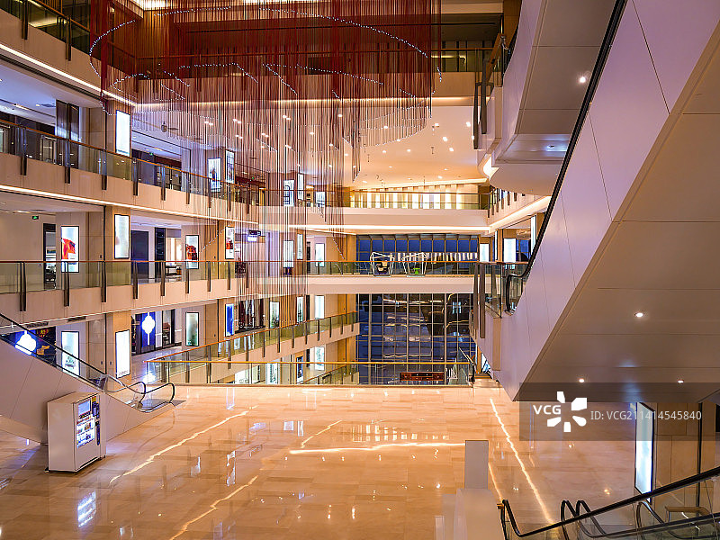 城市中心CBD配套商场购物环境金碧辉煌装修风格豪华高端大气上档次，平稳安全的手扶电梯直达提升购物体验图片素材