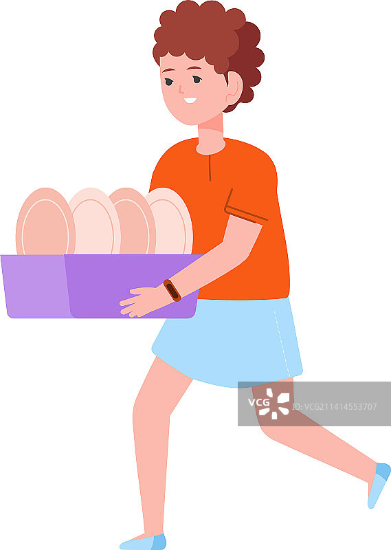 孩子帮忙，拿着干净的餐具盒奔跑图片素材