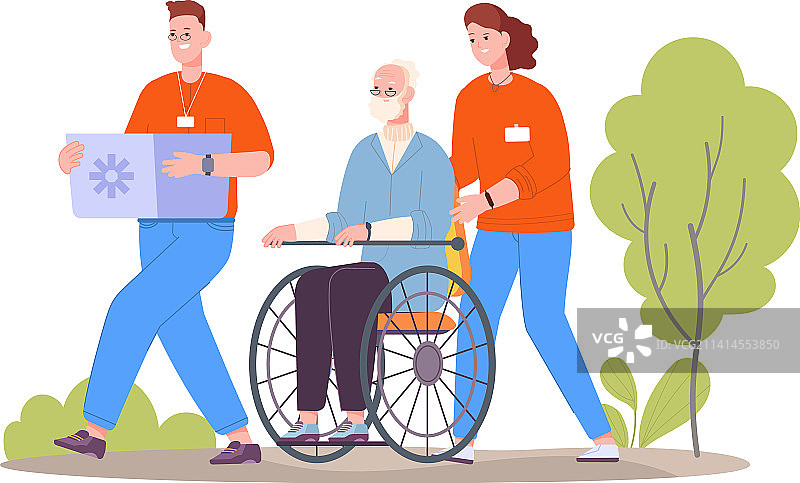 志愿者帮助老年夫妇推动轮椅图片素材