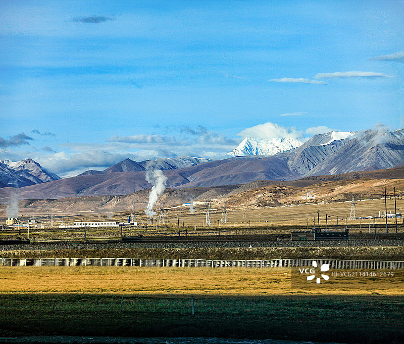 西藏自治区那曲市当雄县境内念青唐古拉山雪峰下羊八井地热田景观图片素材