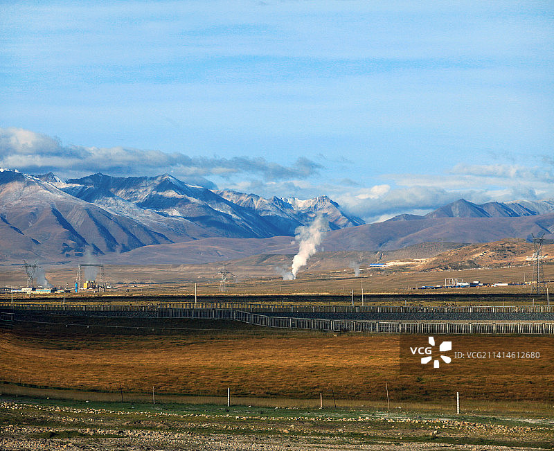 西藏自治区那曲市当雄县境内念青唐古拉山雪峰下羊八井地热田景观图片素材